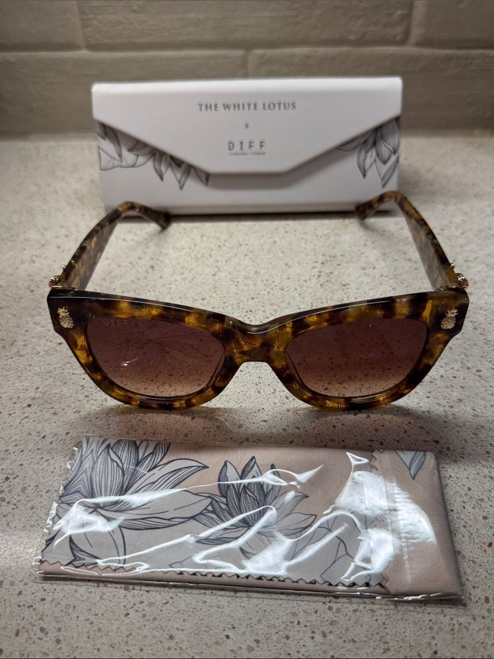 Diff Eyewear x The White Lotus Hawaii Pineapple Sunglasses with Case and Cloth - Picture 10 of 11